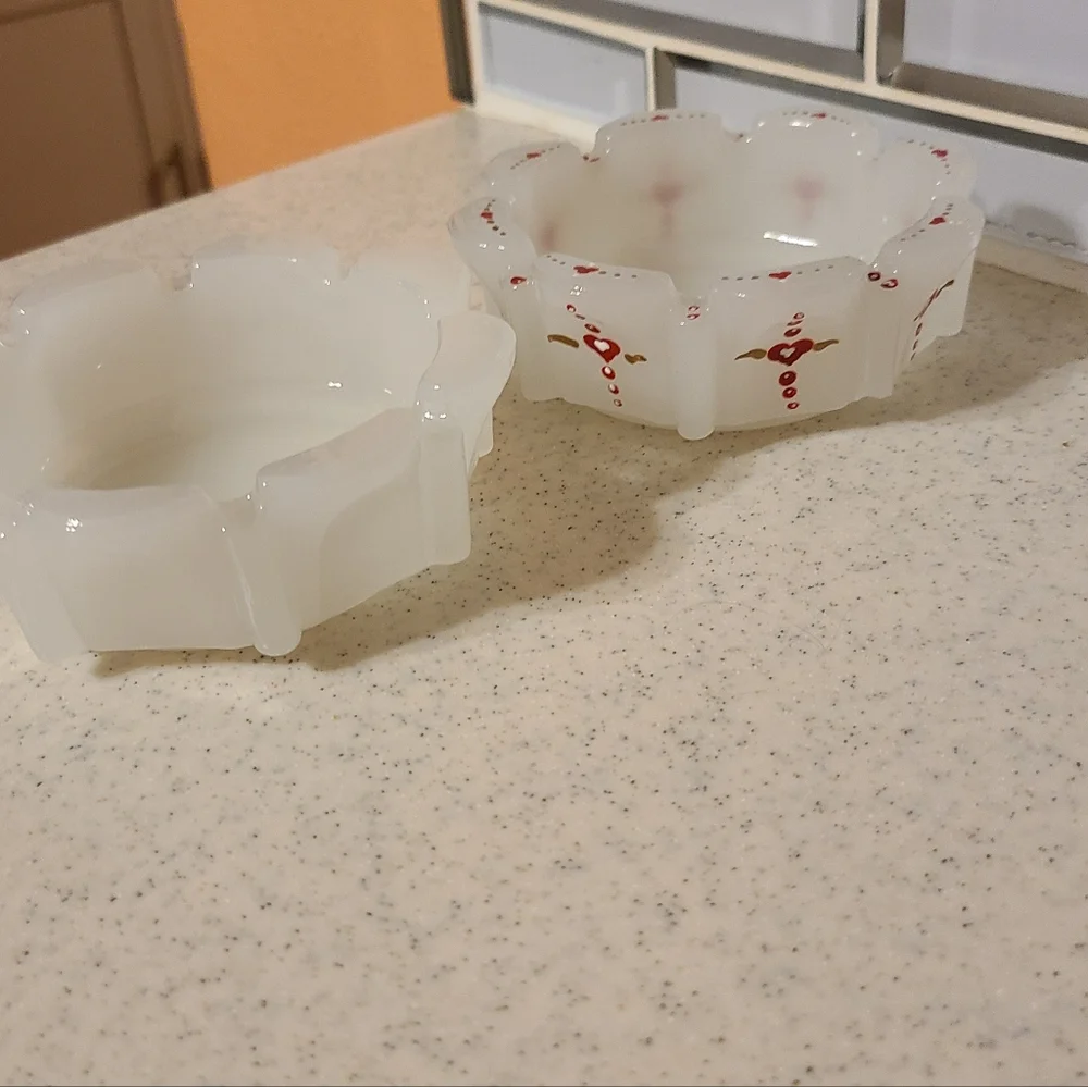 White and Floral Scalloped Ashtrays For.sale